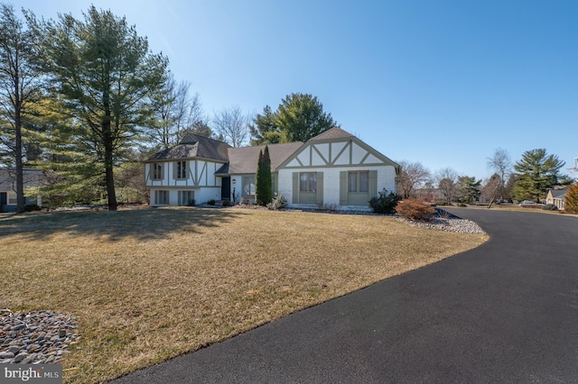 view of front of property featuring a front yard