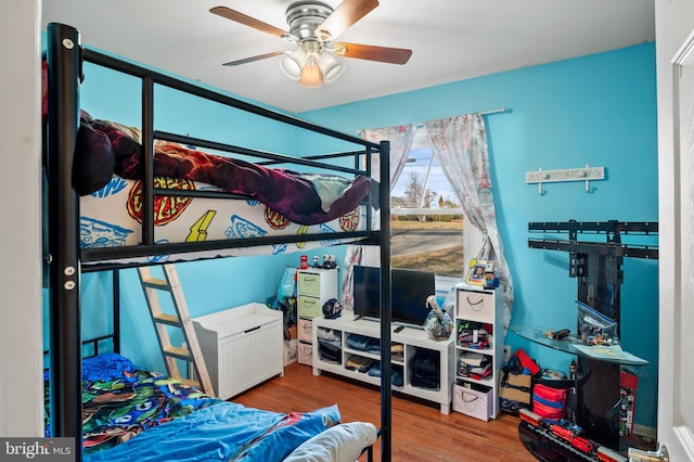 bedroom featuring wood finished floors and a ceiling fan