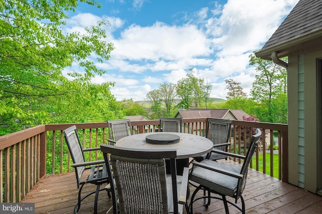 deck featuring outdoor dining space