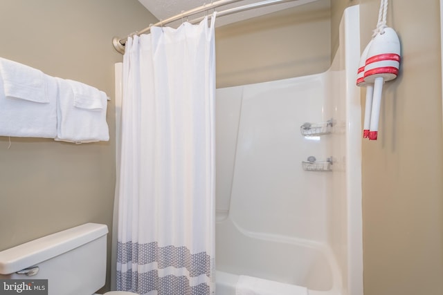 full bath featuring toilet and a shower with shower curtain