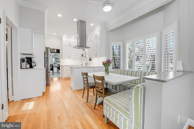 dining room featuring recessed lighting, light wood-type flooring, ornamental molding, and ceiling fan