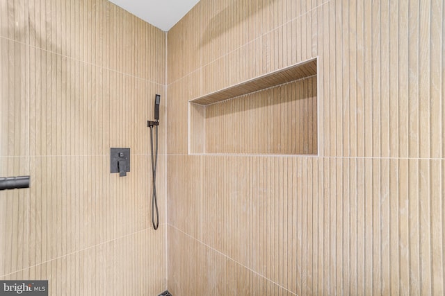 room details featuring tiled shower