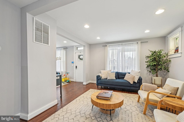 living room featuring visible vents, recessed lighting, dark wood-type flooring, and baseboards