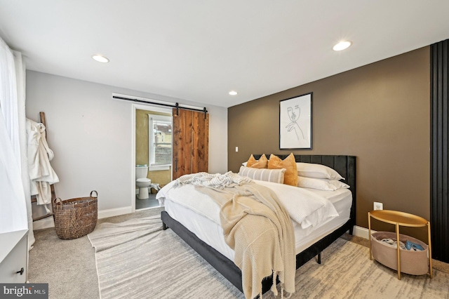 bedroom featuring a barn door, carpet flooring, recessed lighting, and baseboards