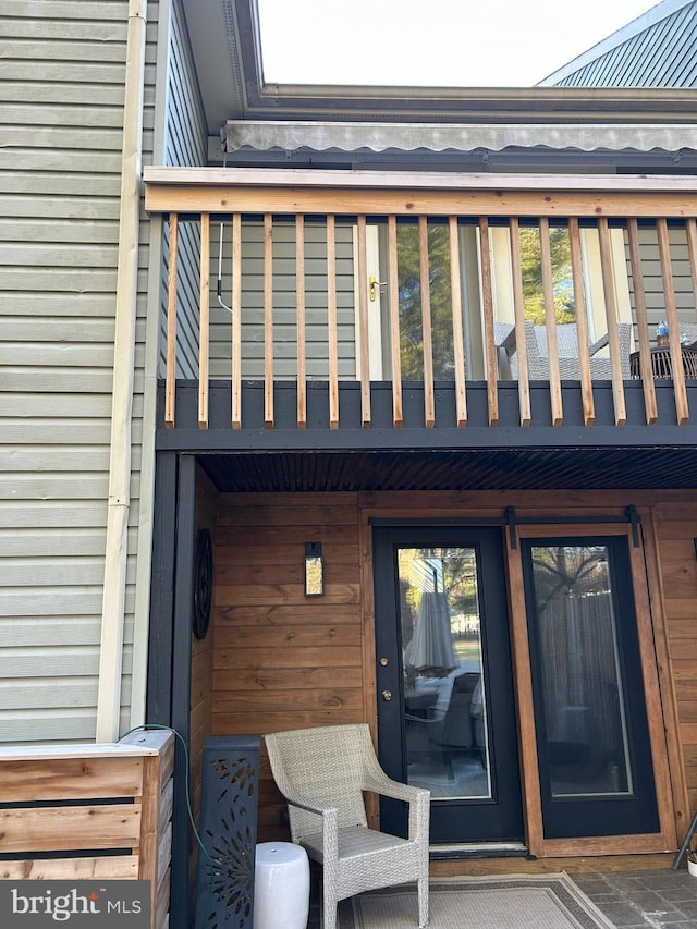 property entrance featuring a balcony