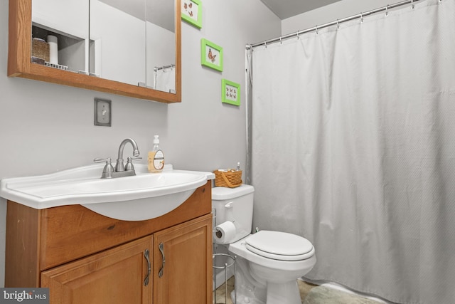 full bath with vanity, toilet, and a shower with curtain