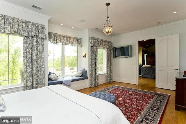 bedroom with wood finished floors, baseboards, visible vents, recessed lighting, and ornamental molding