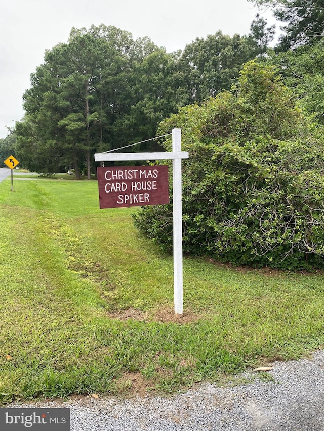 community sign featuring a yard