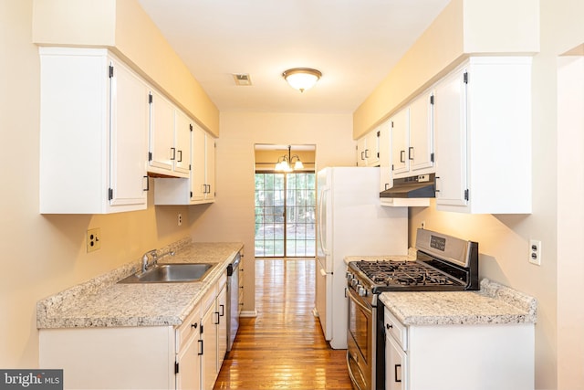 kitchen with visible vents, a sink, stainless steel appliances, under cabinet range hood, and white cabinetry