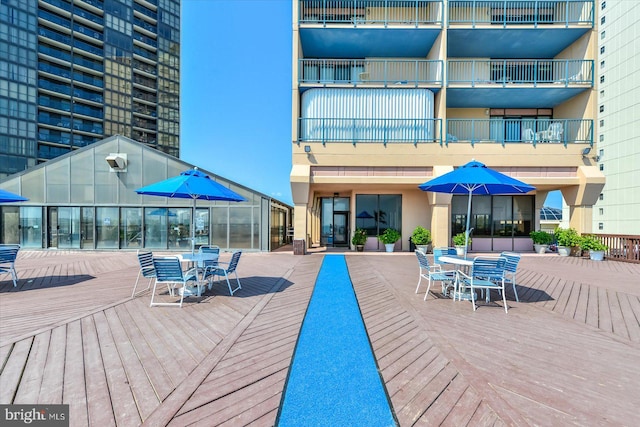 view of swimming pool featuring outdoor dining area