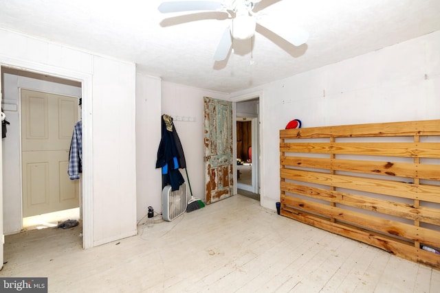 unfurnished bedroom featuring a ceiling fan