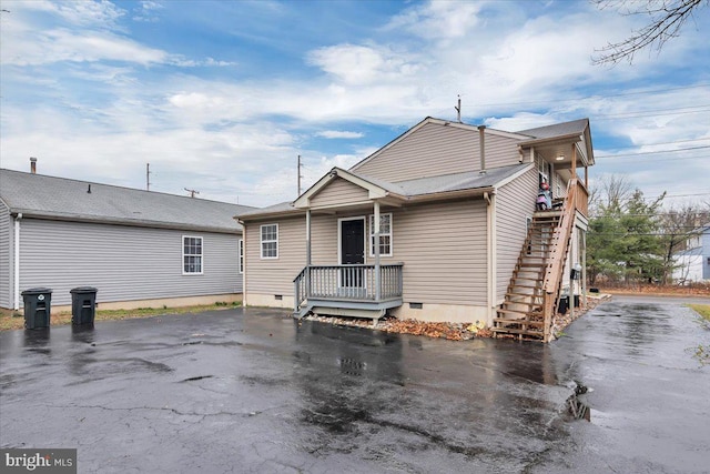 view of front of house featuring driveway and crawl space