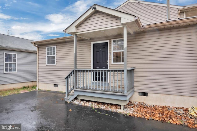 doorway to property with crawl space