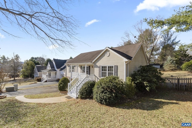 view of front of house featuring a front lawn and fence