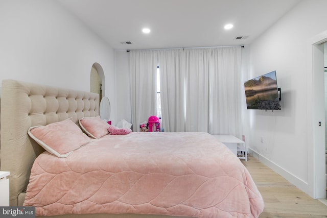 bedroom featuring light wood-style flooring, recessed lighting, and visible vents