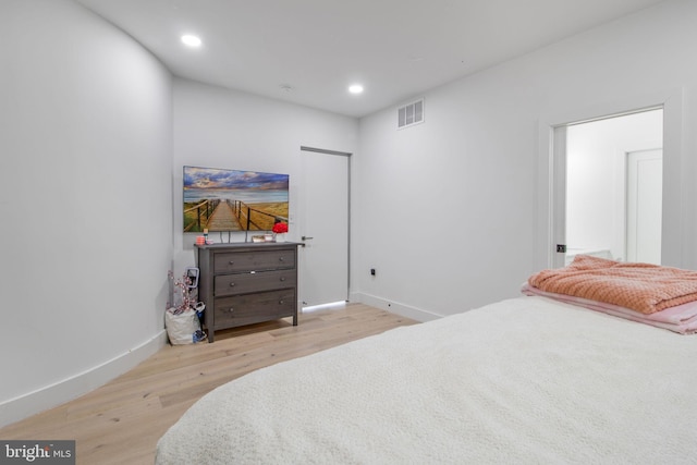 bedroom featuring visible vents, recessed lighting, baseboards, and wood finished floors