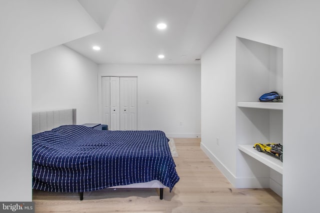 bedroom featuring recessed lighting, wood finished floors, baseboards, and a closet