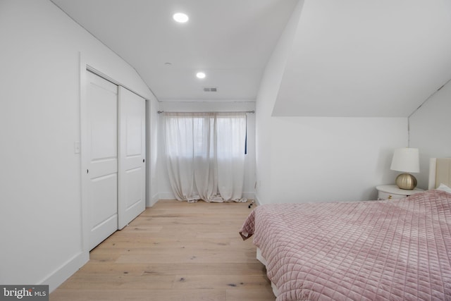 bedroom with visible vents, baseboards, vaulted ceiling, recessed lighting, and light wood-style flooring