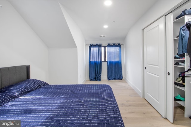 bedroom with visible vents, wood finished floors, recessed lighting, a closet, and baseboards