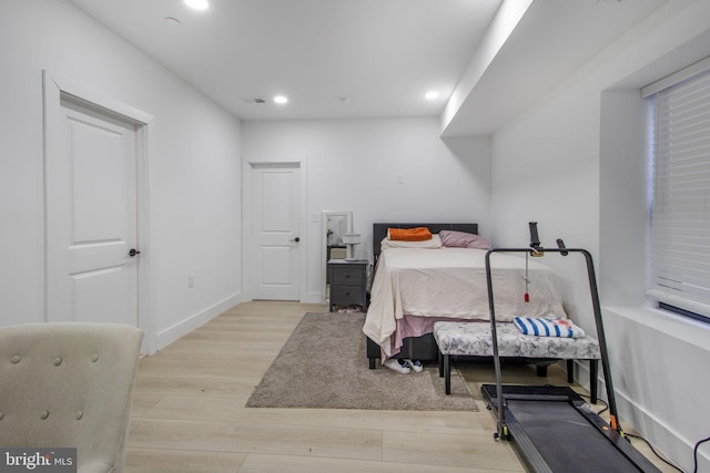 bedroom featuring recessed lighting, visible vents, baseboards, and light wood-style flooring