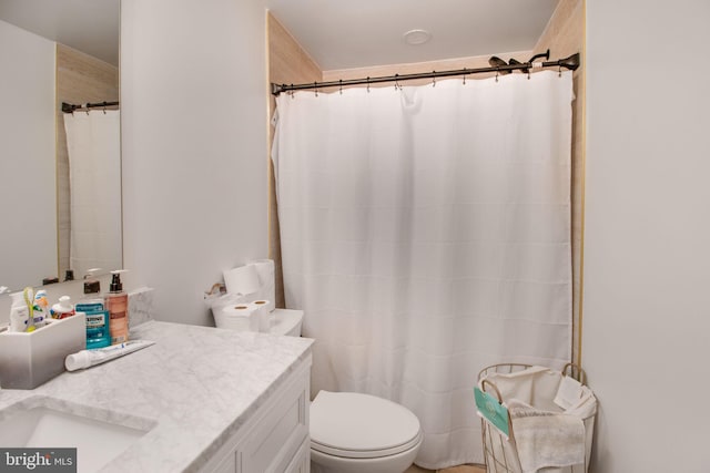 full bathroom featuring vanity, curtained shower, and toilet