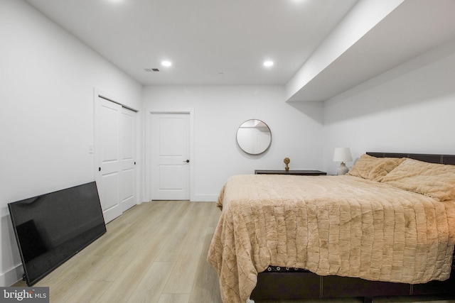 bedroom featuring visible vents, recessed lighting, light wood-type flooring, and baseboards