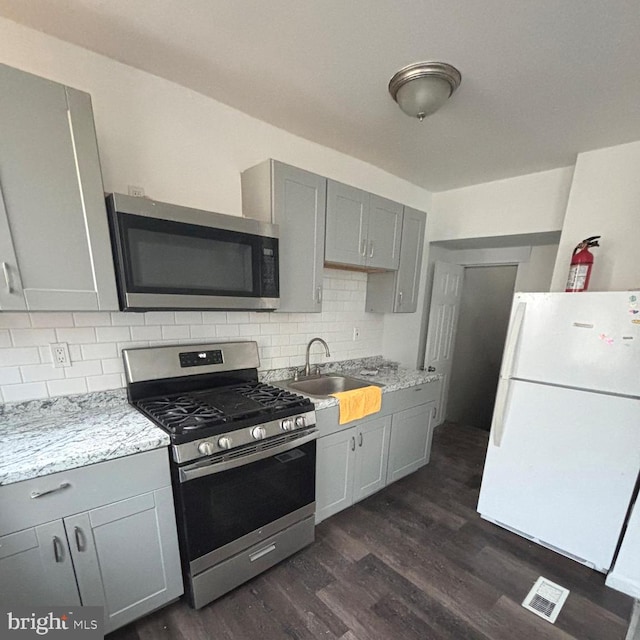 kitchen with visible vents, gray cabinets, and stainless steel appliances