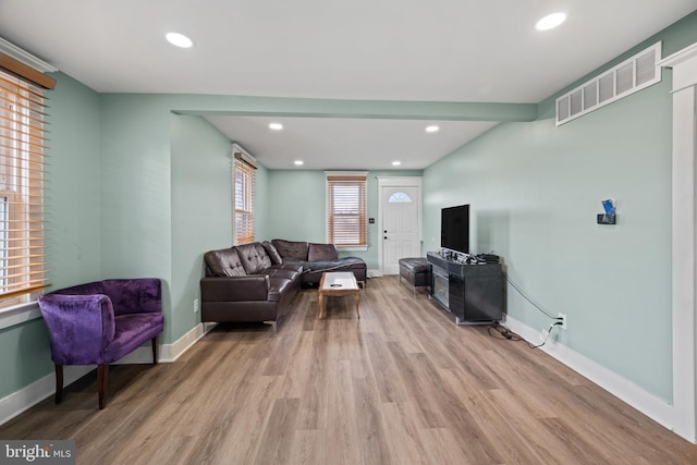 living room featuring visible vents, recessed lighting, baseboards, and light wood-style floors