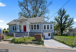 view of front of property with a fenced front yard and driveway