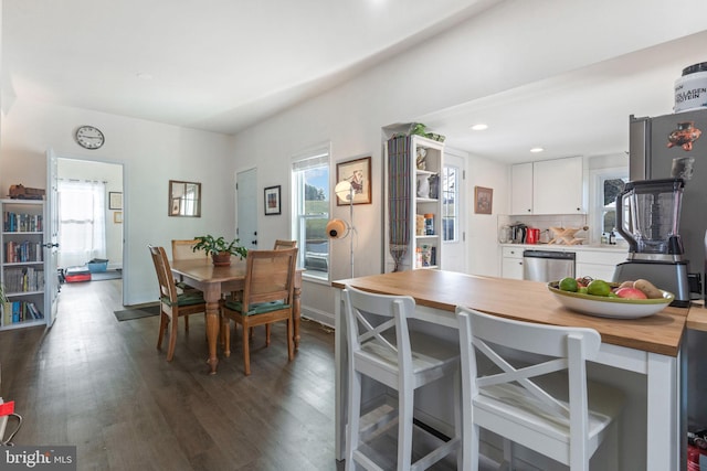 dining area featuring recessed lighting, baseboards, and dark wood-style flooring