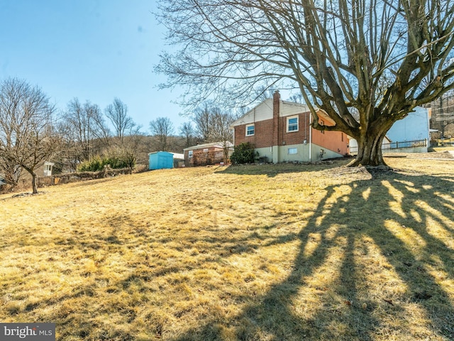 view of yard with an outbuilding