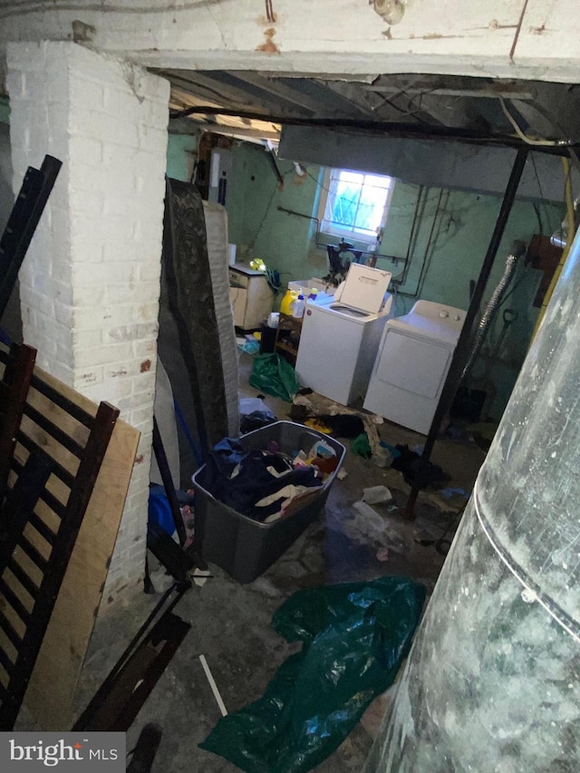 basement with washing machine and dryer