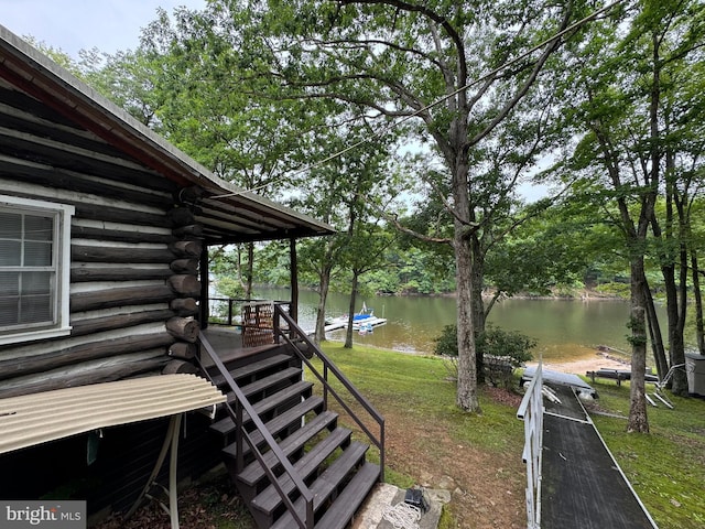 view of yard featuring a water view