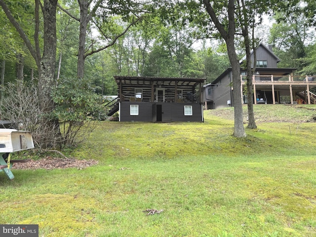 view of yard with an outbuilding