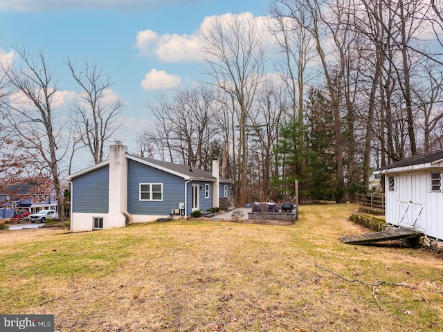 view of yard featuring an outdoor structure and a shed