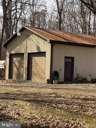 view of detached garage