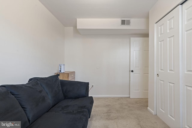 living area with baseboards, visible vents, and carpet floors