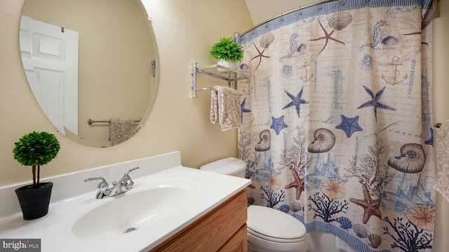 full bathroom with a shower with shower curtain, toilet, and vanity