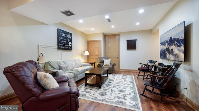 living area featuring recessed lighting, visible vents, baseboards, and wood finished floors