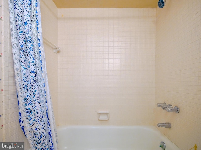 bathroom featuring shower / bath combo