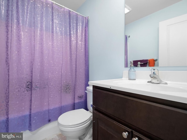 bathroom with toilet, vanity, and shower / bath combo