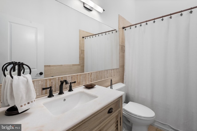 full bath featuring toilet, a shower with shower curtain, tile walls, decorative backsplash, and vanity