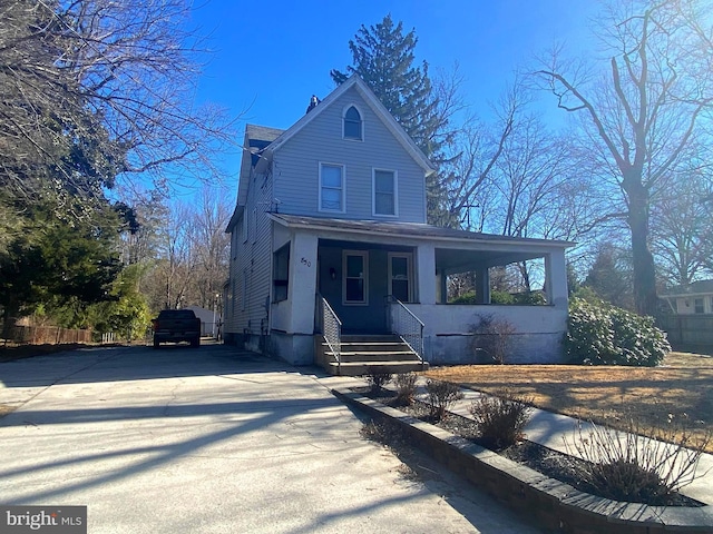 view of front of property featuring driveway