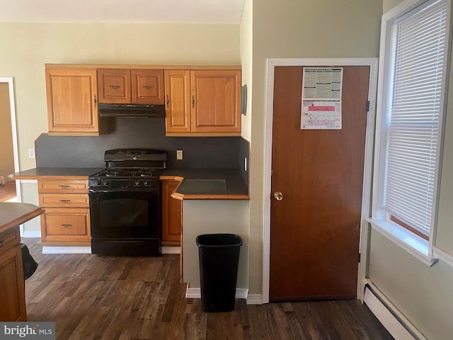 kitchen featuring black gas stove, under cabinet range hood, dark wood-style floors, and baseboard heating