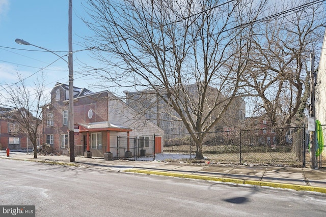 view of front of home with a fenced front yard