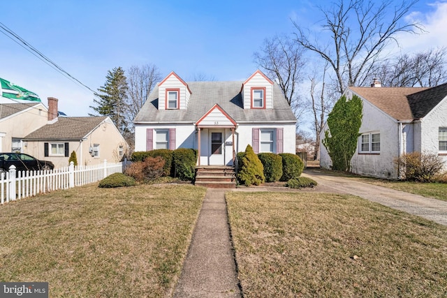 view of front facade featuring a front lawn and fence