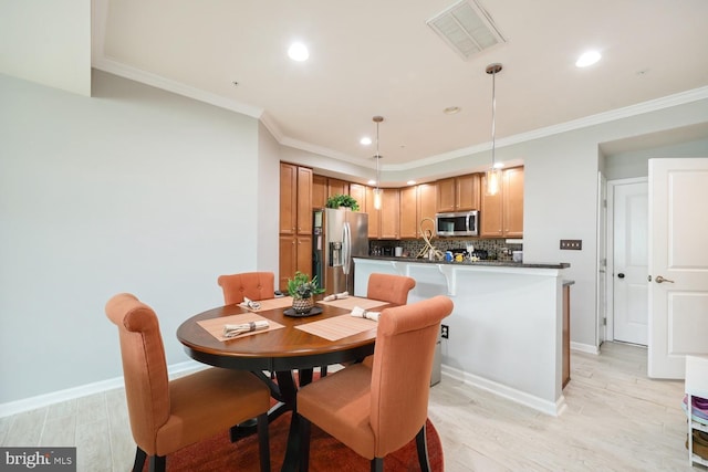dining room featuring visible vents, crown molding, recessed lighting, and light wood-style floors