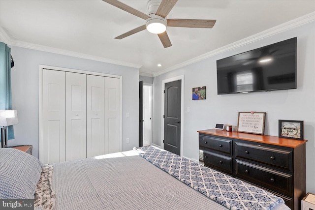 bedroom featuring a closet, baseboards, crown molding, and ceiling fan