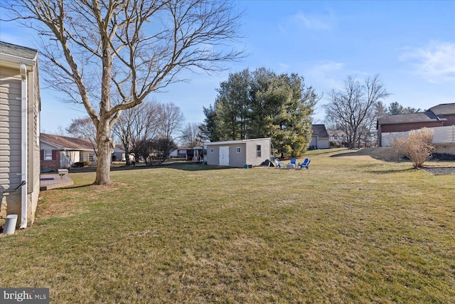 view of yard with an outbuilding