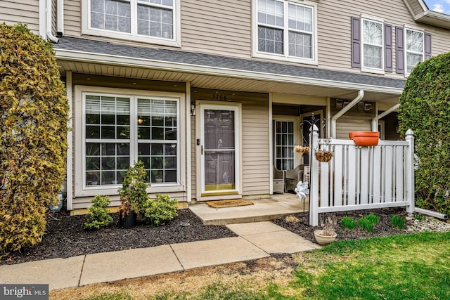 entrance to property featuring covered porch